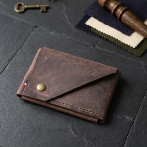 portefeuille compact fabrication artisanale française - en cuir italien marron vieilli - fait main - fabriqué en France - Brocard Leather Goods