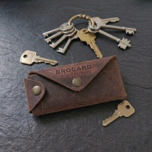 Porte-clés étui en cuir marron fait main en France par Brocard Leather Goods